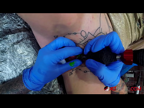 ❤️ Uiters getatoeëerde hottie Sully Savage het 'n tatoeëermerk op haar klitoris gekry ❤️❌ Tuisgemaakte pornografie by porn af.playcrot69.top